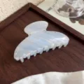 Élégante pince à cheveux nacrée avec bord en strass, accessoire chic en acétate. - Bleu clair