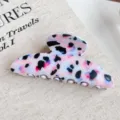 Pinza de pelo grande de acrílico con elegante patrón de leopardo abstracto para peinado diario - Estilo Luna Creciente / Leopardo Fucsia