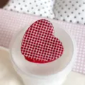 Pinza de pelo roja en forma de corazon con patron de rejilla blanca, accesorio de moda. - Cuadros cuadrados pequeños