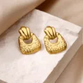 Orecchini geometrici testurizzati in acciaio inossidabile placcato oro 18k donna. - Stile Conchiglia Texturizzata (E6716G)