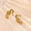 Orecchini A Bottoncino Cavalluccio Marino Strass Acciaio Inox Placcato 18K Donna Gioielli - Stile Strass Animale Cavalluccio Marino (E6703G)
