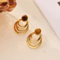 Stilosi orecchini a lobo geometrici con cerchi multipli in acciaio placcato oro 18k per donna. - Stile Perla Scura Cerchio Multistrato (E6709G-2)