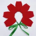 Bandeau de fleurs en feutre rouge avec ruban vert, parfait pour spectacle d'enfants. - Rouge