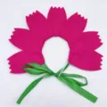 Gros plan détaillé du serre-tête fleur en feutre coloré, pétales magenta et ruban vert. - Rose rouge
