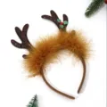 Détail du serre-tête de renne de Noël avec des cornes scintillantes et une texture pelucheuse. - Serre-tête à paillettes avec bois et plumes marron
