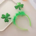 Grüner St. Patricks Day Kleeblatt Haarreif mit fluffigen Federn, Detailansicht Party Haarschmuck. - Grün