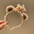 Détail du serre-tête ours en peluche douce avec bordure en dentelle et adorable design mignon. - Kaki