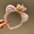 Joli serre-tête en peluche douce avec un adorable petit ours et une bordure en dentelle. - Rose