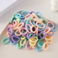 Gros plan détaillé d'élastiques à cheveux colorés sans couture dans un plateau blanc, pastel. - 100 Pièces / Couleur Mixte C