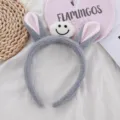 Serre-tête mignon en peluche grise avec patch souriant pour le maquillage et le lavage du visage. - Cheval Souriant / Gris