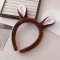 Détail de serre-tête oreilles d'animaux en peluche marron, texture douce et mignonne. - Bandeau Oreille de Cheval / Brun Foncé