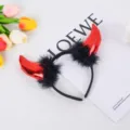 Diadema de cuernos de diablo metálicos rojos con plumas negras para fiesta Halloween - Rojo con pelo sintético negro