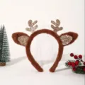 Gros plan du serre-tête de renne de Noël, texture duveteuse marron, oreilles pailletées. - Serre-tête oreilles en peluche et bois marron foncé