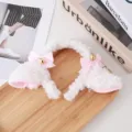 Serre-tête en peluche douce avec oreilles d'agneau, nœuds roses et clochettes dorées. - Blanc avec clochette