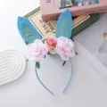 Joli serre-tête oreilles de lapin de Pâques avec paillettes et jolies fleurs roses pour fête. - Bleu clair
