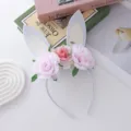 Vue détaillée du serre-tête mignon oreilles de lapin de Pâques décoré de roses roses pour fêtes. - Blanc