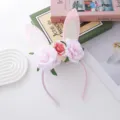 Vue en gros plan du joli serre-tête fleurs oreilles de lapin roses avec roses artificielles. - Rose