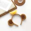 Détail de serre-tête oreilles de singe en peluche, accessoire doux avec décoration banane. - Style 3