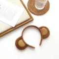 Vue détaillée du joli serre-tête en peluche avec oreilles de singe pour l'automne et hiver. - Style 2