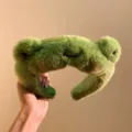 Detalle de diadema de felpa de rana verde, tela suave, ideal para lavado de cara diario y cute. - Rana linda