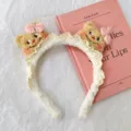 Serre-tête pelucheux avec oreilles d'ours et bordure en dentelle, idéal pour la routine visage. - Serre-tête deux oursons à pommettes roses - Blanc