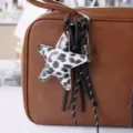 Charmant bijou de sac étoile léopard noir et blanc avec pendentif violon et lanières. - Étoile imprimé léopard noir et violon vintage