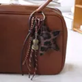 Breloque de sac étoile léopard style vintage avec mini violon et lanières en cuir élégantes. - Étoile imprimé léopard café et violon vintage