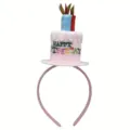 Gros plan du serre-tête gâteau d'anniversaire rose, tissu peluche, bougies colorées, accessoire de fête. - Serre-tête gâteau rose