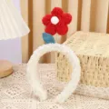 Gros-plan du serre-tête fleur en peluche douce, design mignon en laine d'agneau rouge. - Fleur Rouge