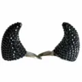 Primer plano detallado de pinzas para el cabello con cuernos de diablo de estrás negro, gótico. - Pinza De Cabello Cuerno Negro / Negro