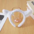 Détail de bandeau d'oreilles d'agneau duveteux blanc, matière peluche douce pour coiffure mignonne. - Oreilles de Mouton Tout Blanc