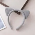 Détail de serre-tête oreilles de chat en flanelle grise montrant une texture douce, idéal pour soins. - Gris clair