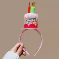 Joli serre-tête gâteau d'anniversaire en peluche avec bougies, accessoire de fête idéal. - Forme de Gâteau Rouge Rose