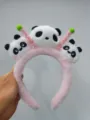 Schattige roze pluche panda haarband met bamboescheut decoratie, leuk haaraccessoire voor meisjes. - Drie Panda's / Roze