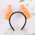 Détail de serre-tête en peluche avec geste pouce levé, idéal pour photos drôles et soins quotidiens. - Pouce levé / Pouce levé orange