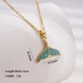 Collier pendentif queue de baleine plaqué or avec pierres turquoise, bijou de clavette élégant. - Queue de baleine (1819) / Or