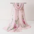 Écharpe en mousseline rose à motif floral, foulard d'été léger pour protection solaire. - Écharpe en mousseline 12