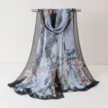 Écharpe longue élégante en mousseline pour femme avec imprimé papillon et fleurs. - Écharpe en mousseline 11