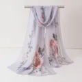 Détail élégant d'écharpe en mousseline à fleurs, châle léger gris de protection solaire. - Écharpes en mousseline 16