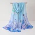 Détail d'écharpe en mousseline bleue avec motif floral et oiseau de style chinois. - Foulards en mousseline 17