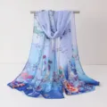 Vue détaillée d'un foulard en mousseline bleu dégradé avec imprimé floral style chinois. - Écharpes en mousseline 21