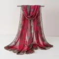 Vue détaillée d'un foulard en mousseline fuchsia pour femme avec imprimé chaîne et léopard. - Écharpes en mousseline 22