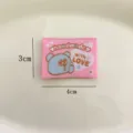 Vue détaillée d'une étiquette tissée rose avec motif d'ours et texte d'amour, taille 3x4 cm. - Ours (handmade)