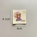 Baumwoll-Stoffetikett handgefertigt DIY Zubehör Kleidung Hut Tasche Dekoration 4x4,1cm - Baby Bär Stil (sy083)