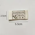 Étiquette en tissu de coton fait main avec un design mignon pour vêtements de poupée. - Style Ciseaux Fil (sy404)