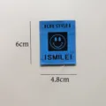 Toppa etichetta tessuta con smiley blu per decorazione fai da te abbigliamento. - Toppa Tessuta Smiley Blu (zm234)