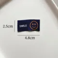 Etichetta tessuta piegata smiley patch carino fai da te accessori abbigliamento 4.8x2.5cm - Stile SMILE Blu Scuro (zm120)
