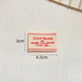 Baumwoll-Webetikett mit roten Streifen und französischer Stickerei, 3x4,5 cm Aufnäher. - YM Rote horizontale Linie