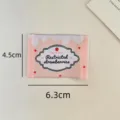 Étiquette tissée fraise mignonne pour couture à la main, vêtements de poupée et accessoires. - Lettres Crème