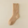 Detailansicht einfarbiger Kaschmir-Wadenstrümpfe in Khaki mit feiner Strickoptik und Rippbündchen. - EU 37-44 / Khaki